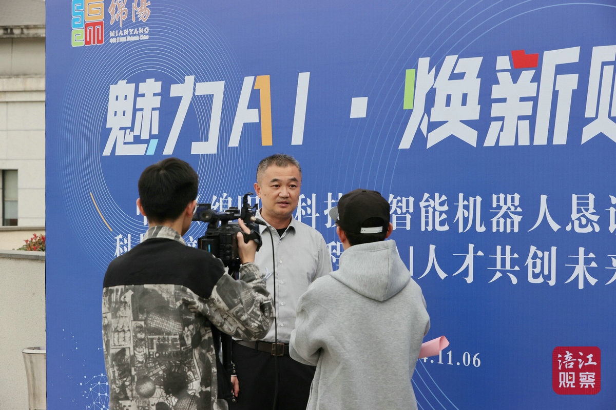 上海交通大学智能制造与服务管理研究院院长助理张大力接受采访_1.jpg