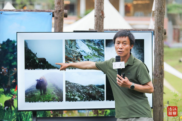 罗春平向自然教育研学学子讲解岷山中段雪豹调查取得的阶段性成果.jpg